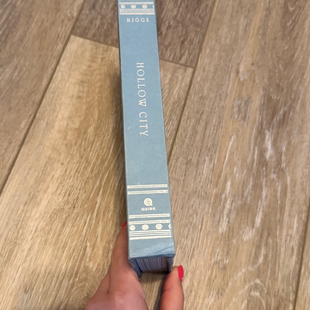 Hollow City by Ransom Riggs - Picture 2 of 9